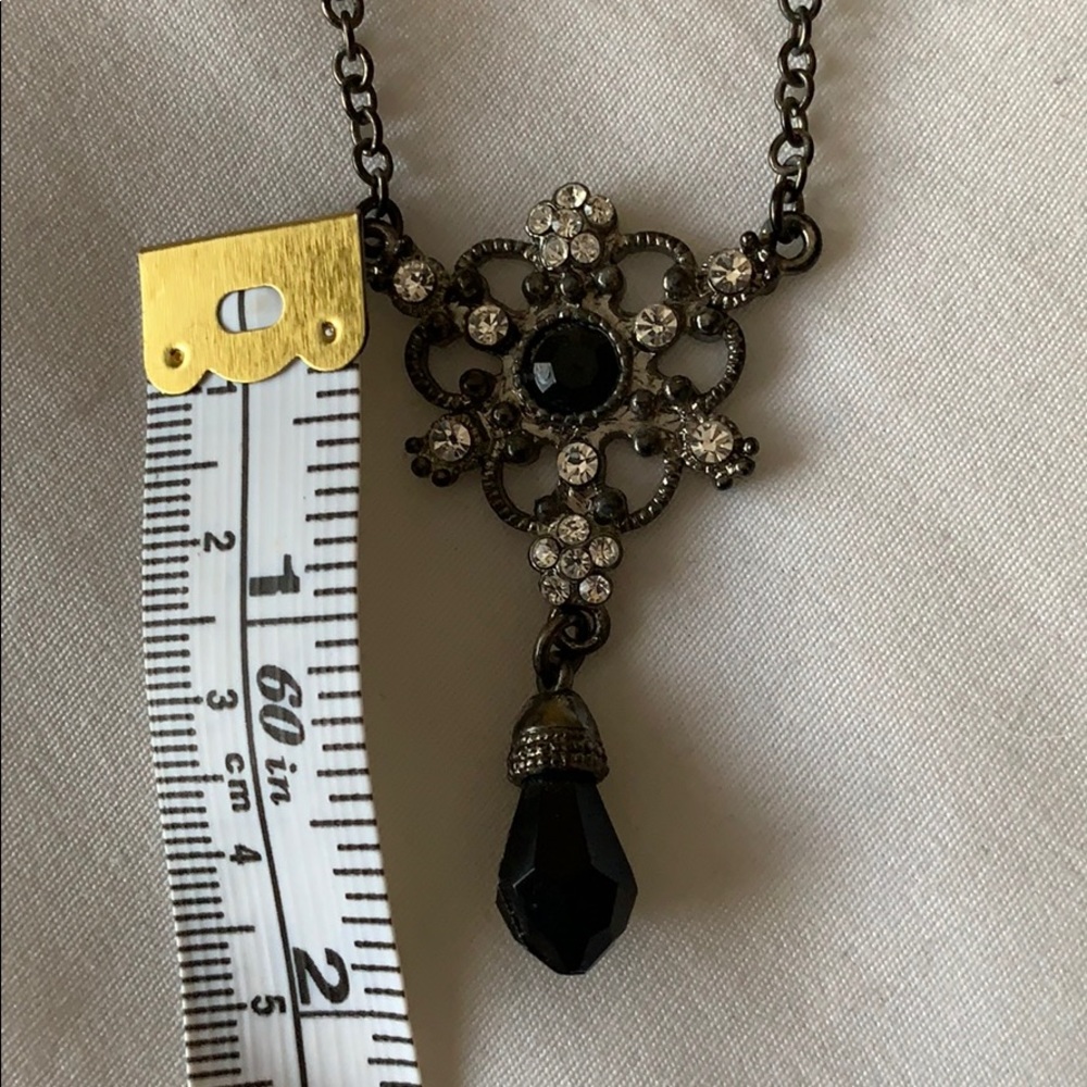 Black bead necklace with pendant - Picture 5 of 6